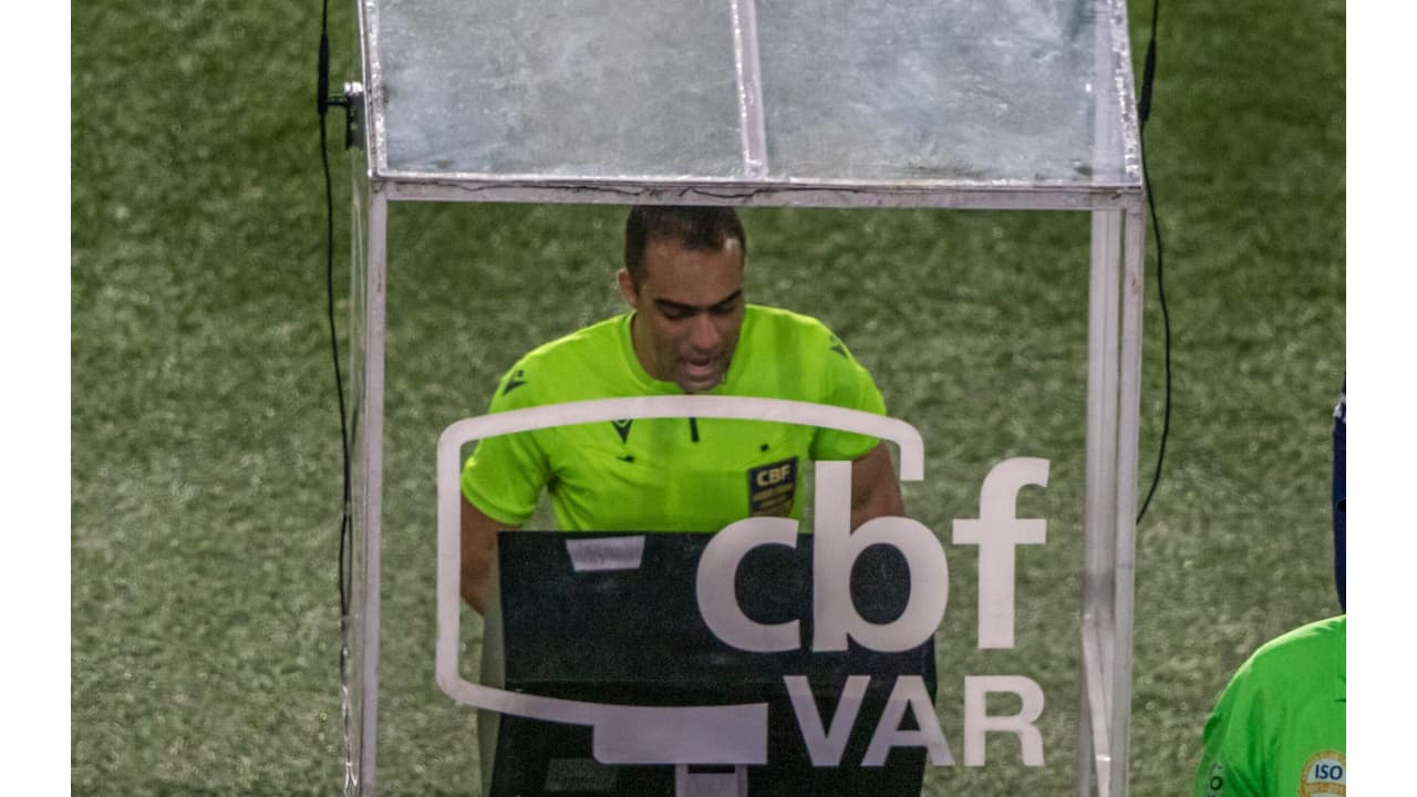 VAR em Foco: Flamengo Detona Arbitragem Após Clássico Contra o Fluminense!