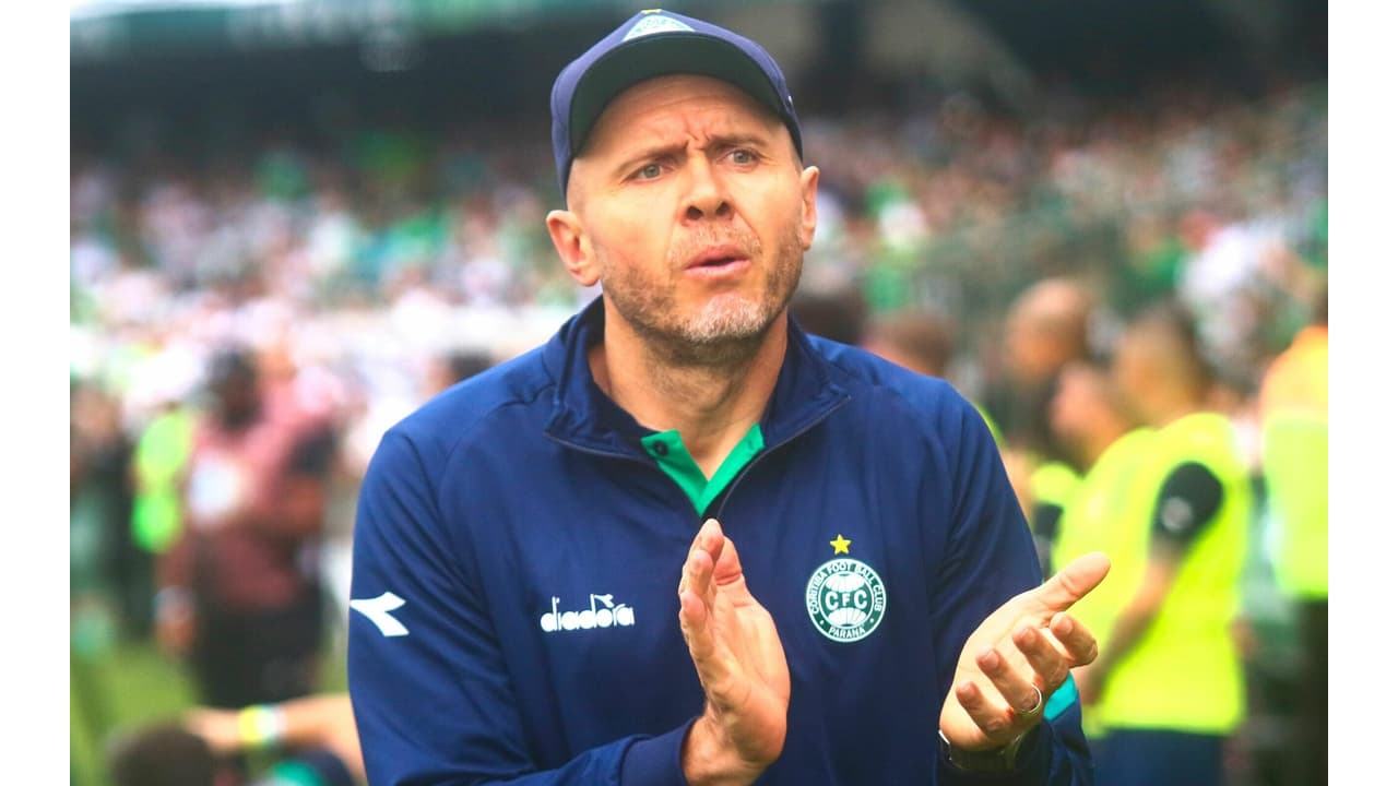 Mozart Faz História no Coritiba: Segundo Acesso Consecutivo e Futuro Promissor!