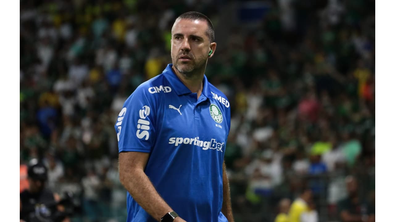 Auxiliar de Abel Detona Horário do Jogo e VAR Após Empate do Palmeiras