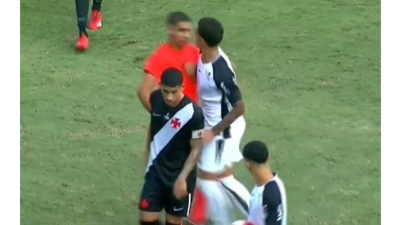 Escândalo no Corinthians! Capitão agride árbitro após expulsão em jogo; Veja o vídeo!