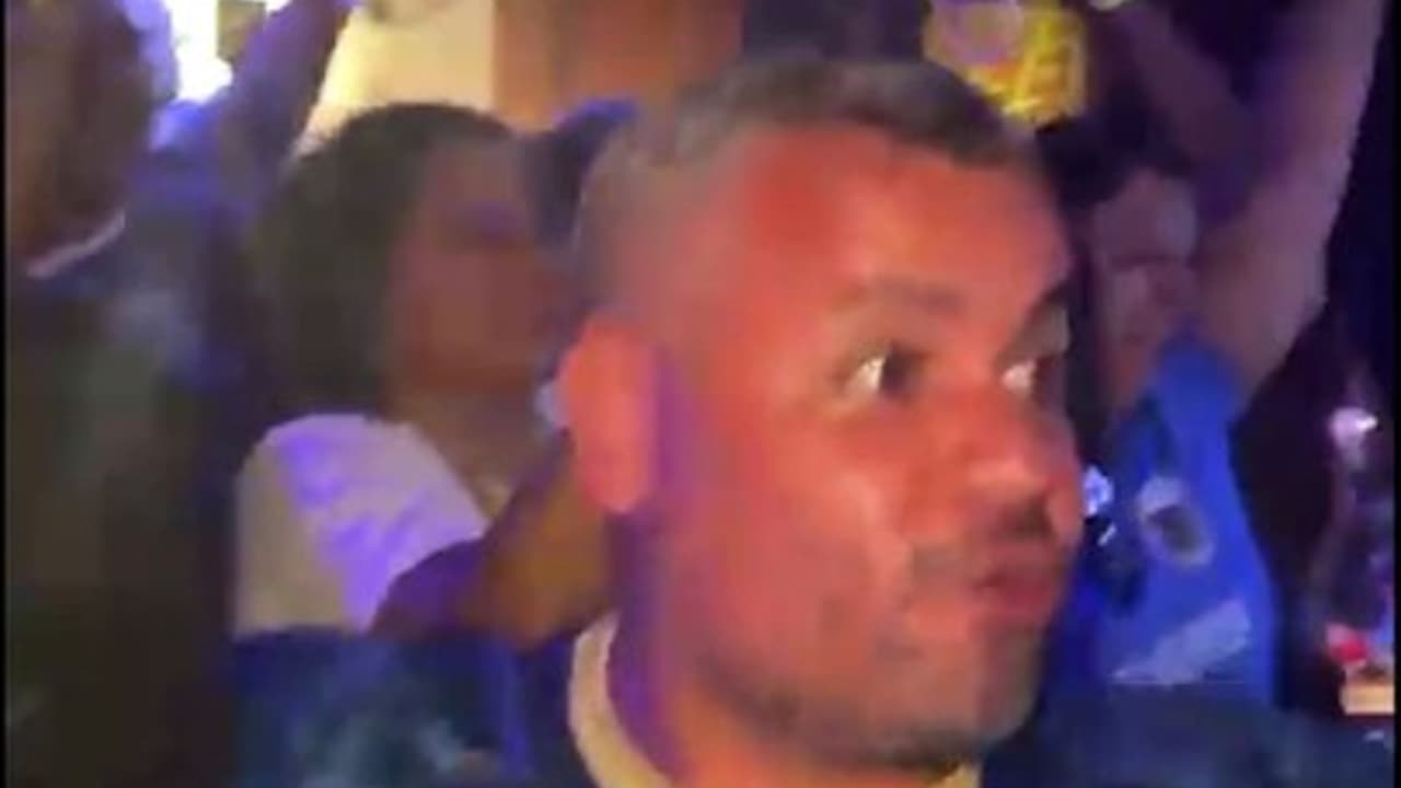 Torcedores caboverdianos comemoram gol de Cabo Verde na partida contra a Argentina