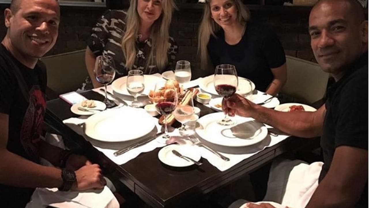 Luis Fabiano e esposa comemoram chegada em jantar com amigos - Lance!
