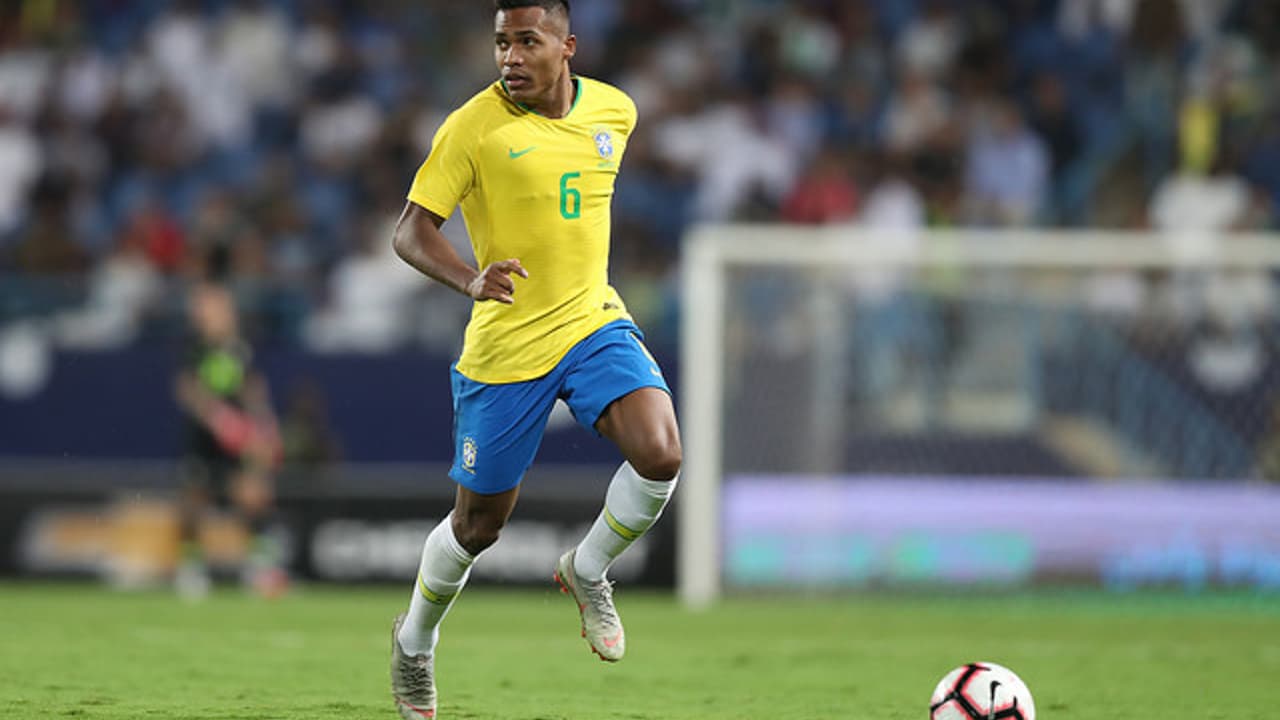 Flamengo anuncia contratação de Alex Sandro para reforçar elenco na temporada.