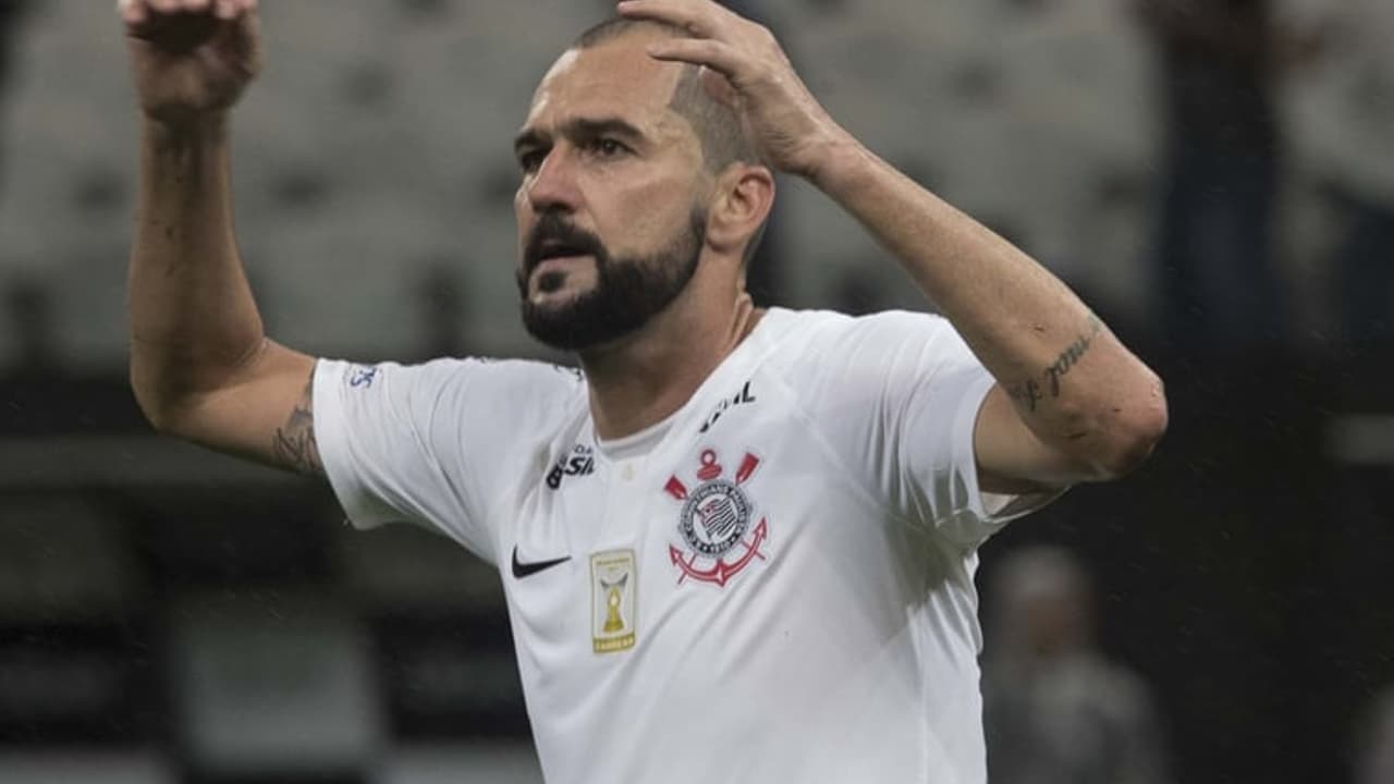 SUBESTIMADO! Ídolo do Corinthians afirma ter jogado mais que craque europeu