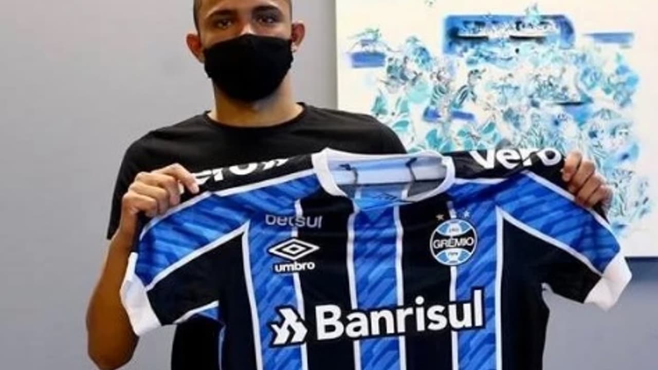 Grêmio renova contrato com três jogadores do grupo de transição