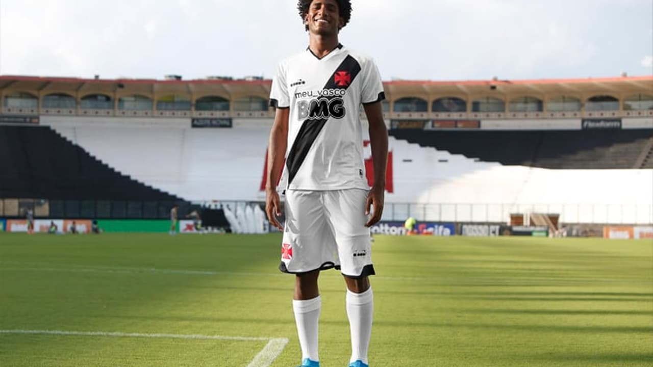 Corinthians inicia conversas com Talles Magno, ex-jogador do Vasco