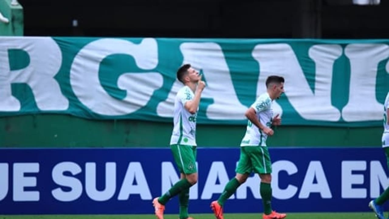 Chapecoense vence Avaí pelo segundo lugar da Série B