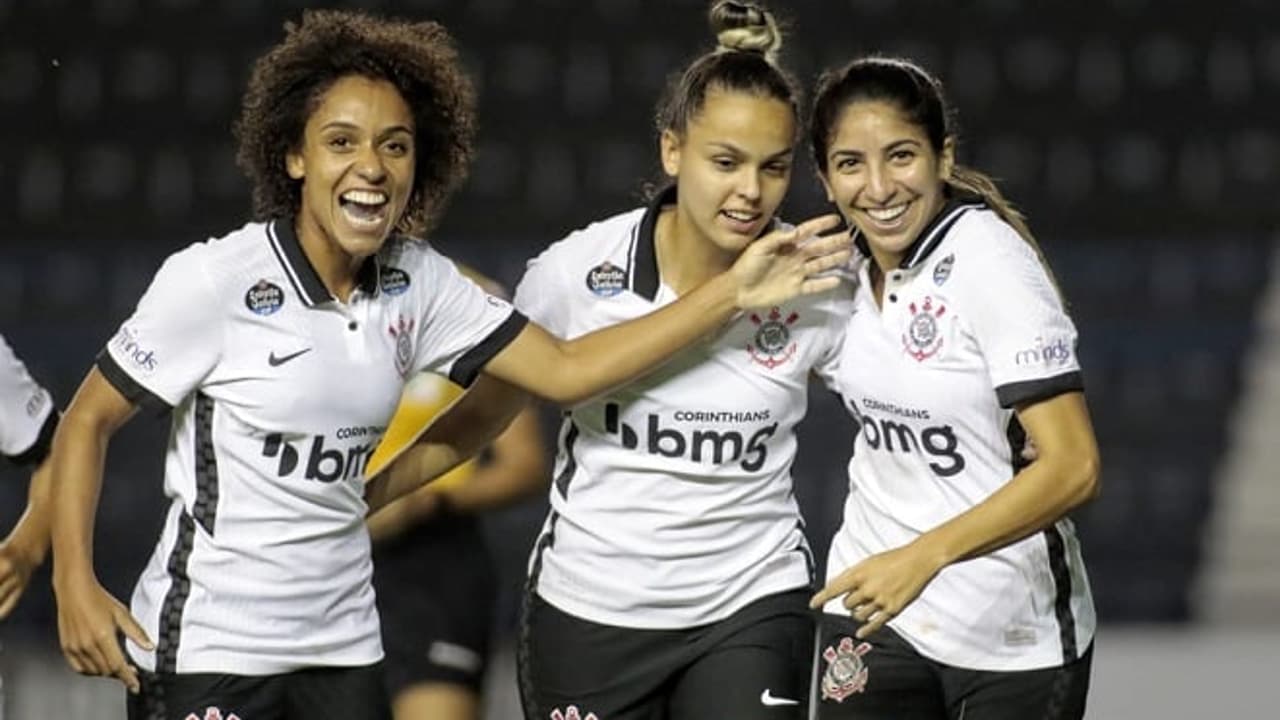 Corinthians goleia o Vitória e segue na liderança do Brasileiro Feminino