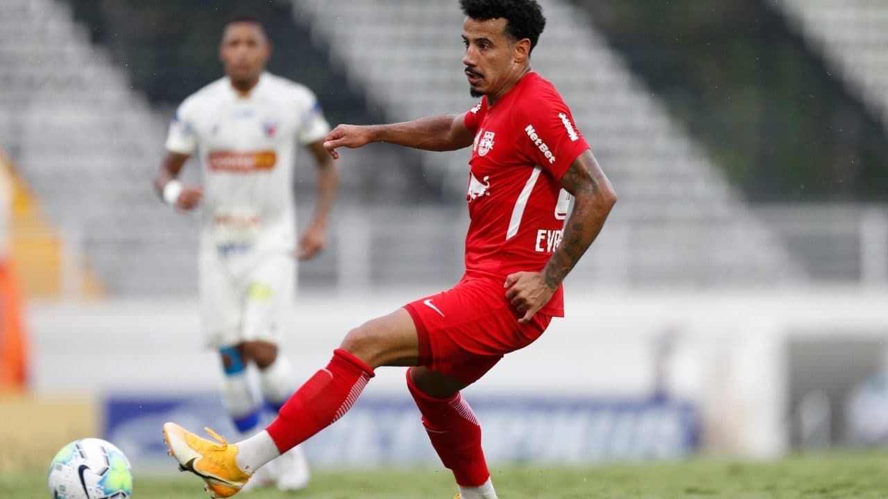 Lucas Evangelista passa por exames médicos no Palmeiras