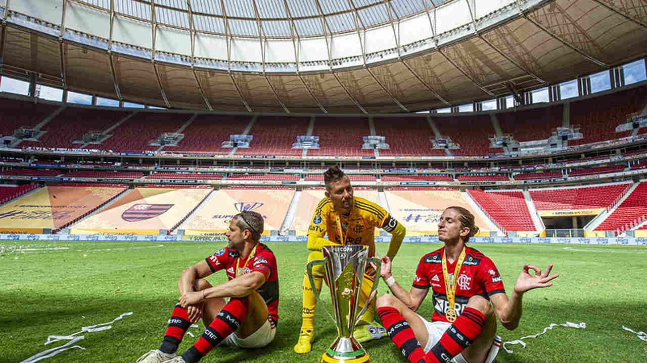 Filipe Luís desfruta noite no Rio ao lado de ex-jogador do Flamengo