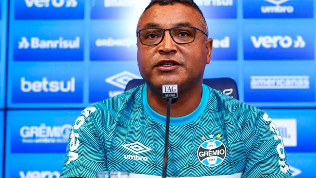 Grêmio recupera placa de Roger Machado danificada por vândalos no estádio.