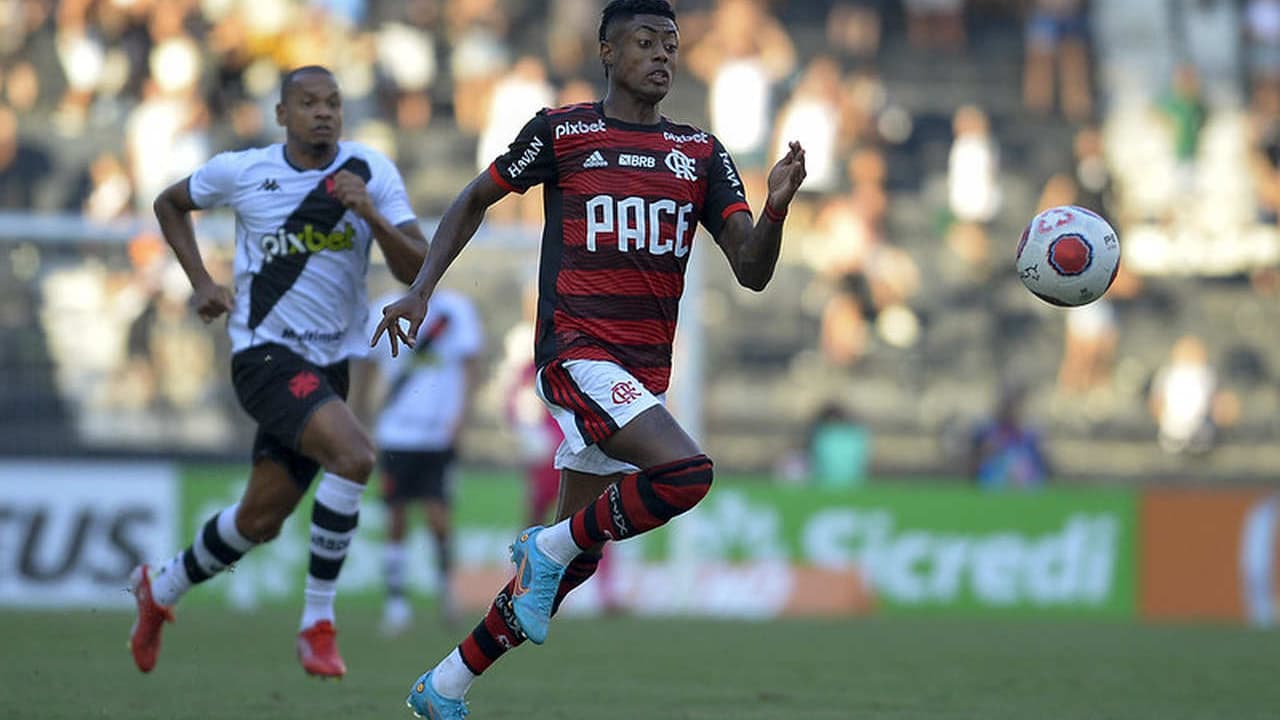 Vasco e Flamengo Duelam no Estádio Nilton Santos em Clássico Memorável