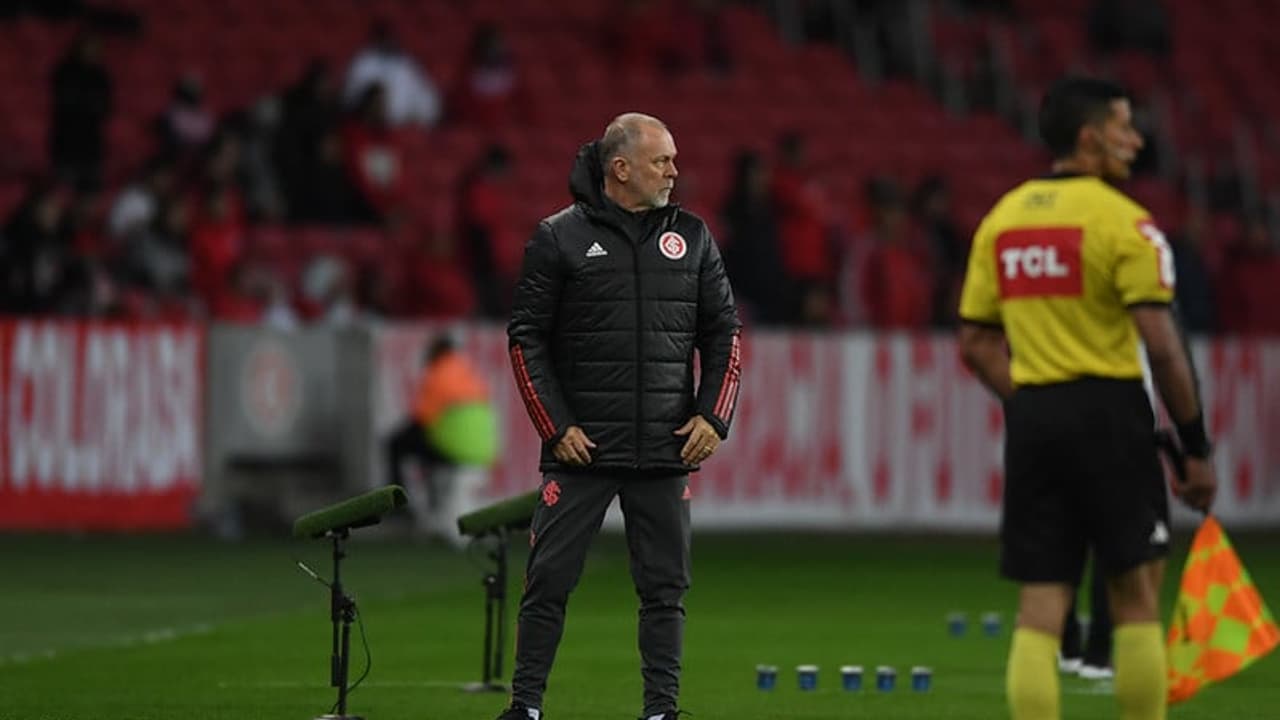 Mano Menezes inicia escalação do Internacional com dúvidas para mais um desafio no Brasileirão