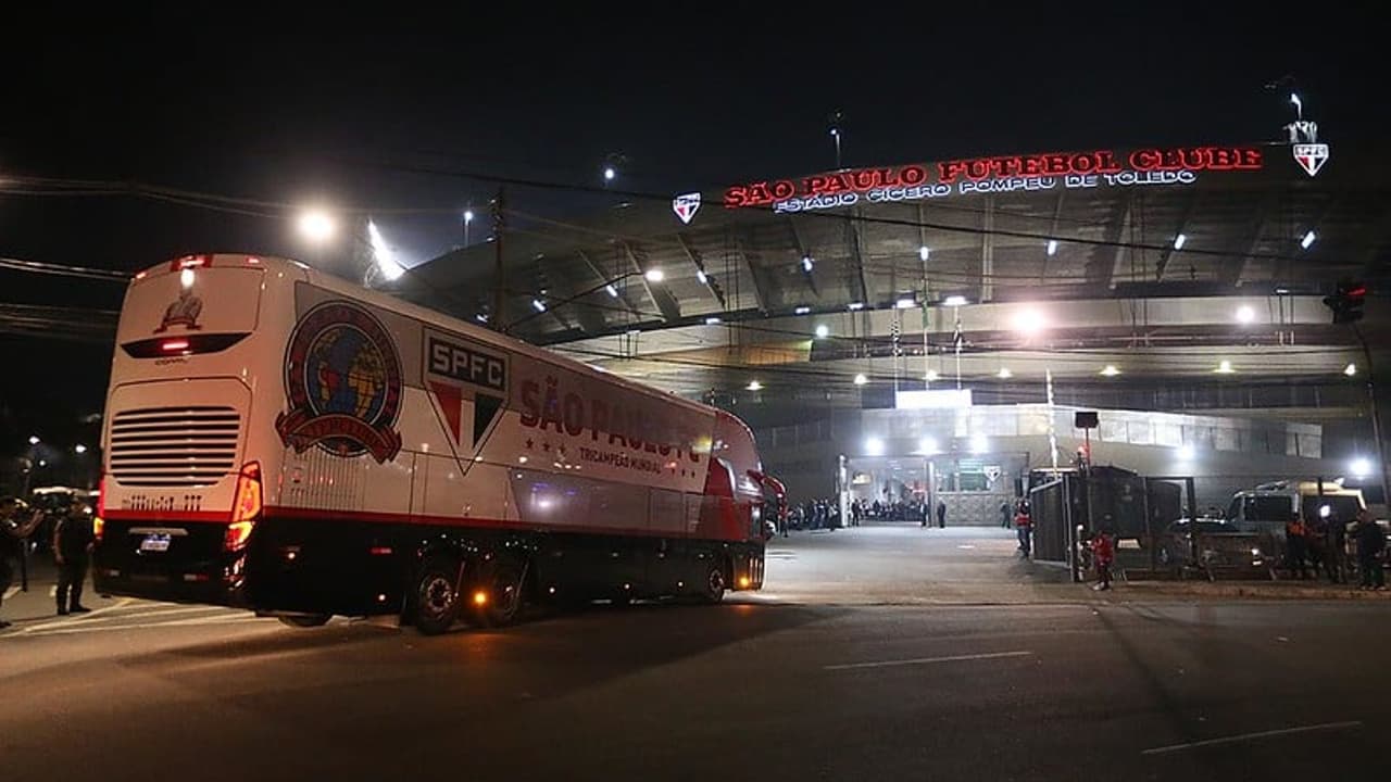 Torcedores do São Paulo protestam no Morumbi durante reunião para discutir reeleição no clube