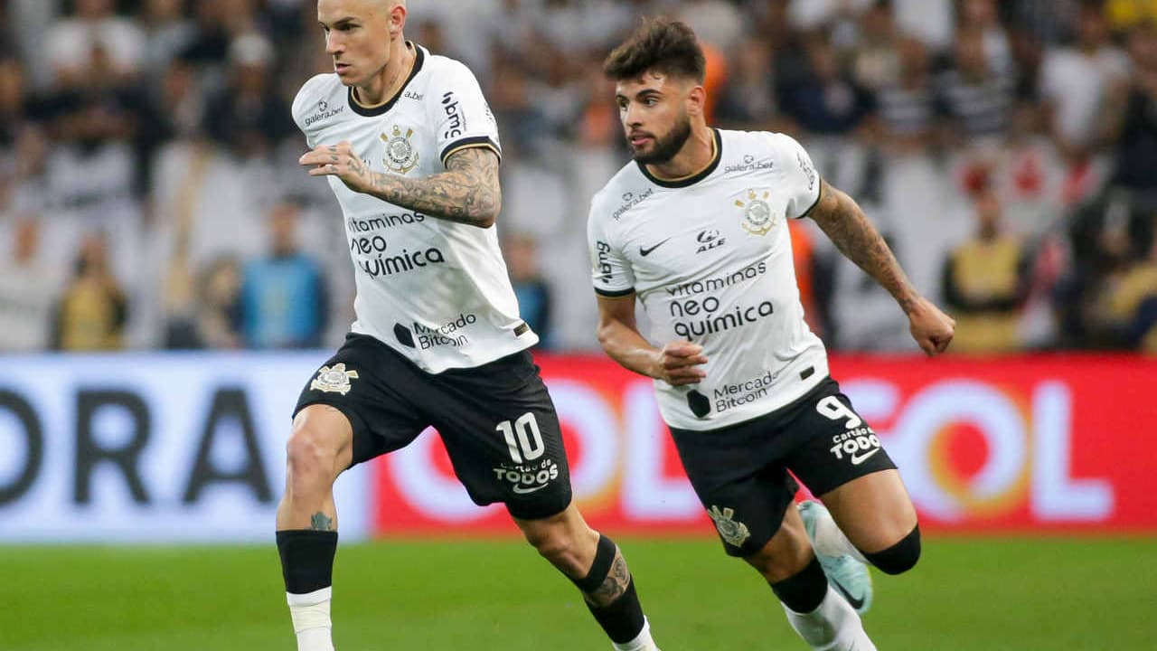 Corinthians demonstra interesse em contratação de Róger Guedes após saída de Yuri Alberto.