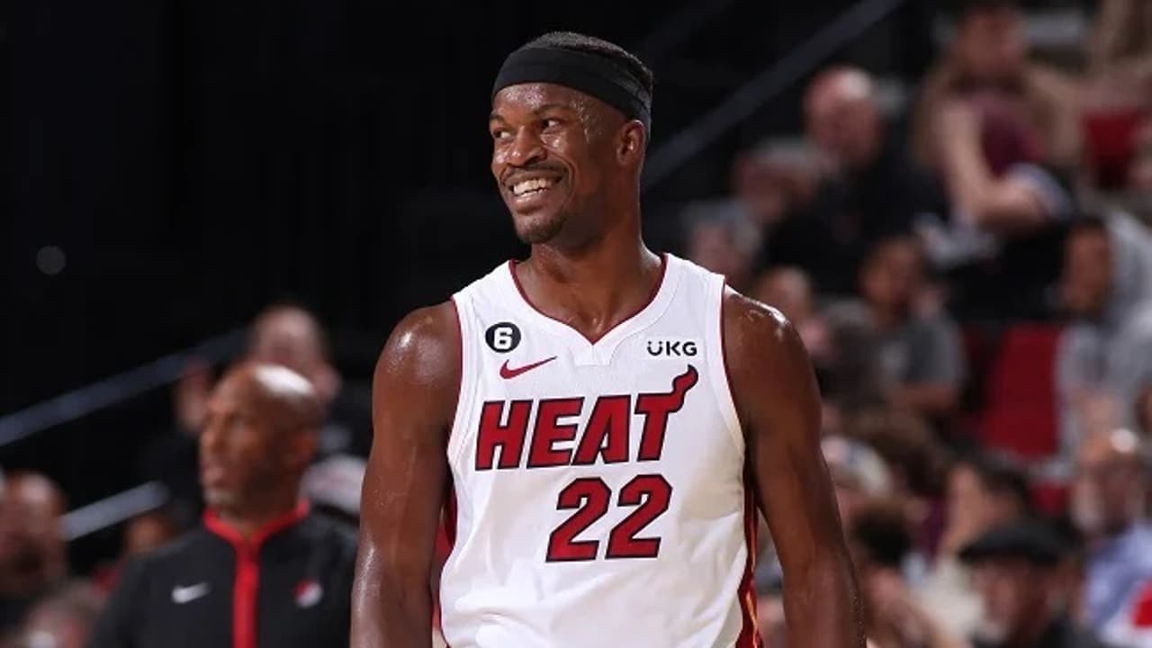 Jimmy Butler Em Jimmy Butler aparece com camisa de gigante clube brasileiro em jogo da NBA