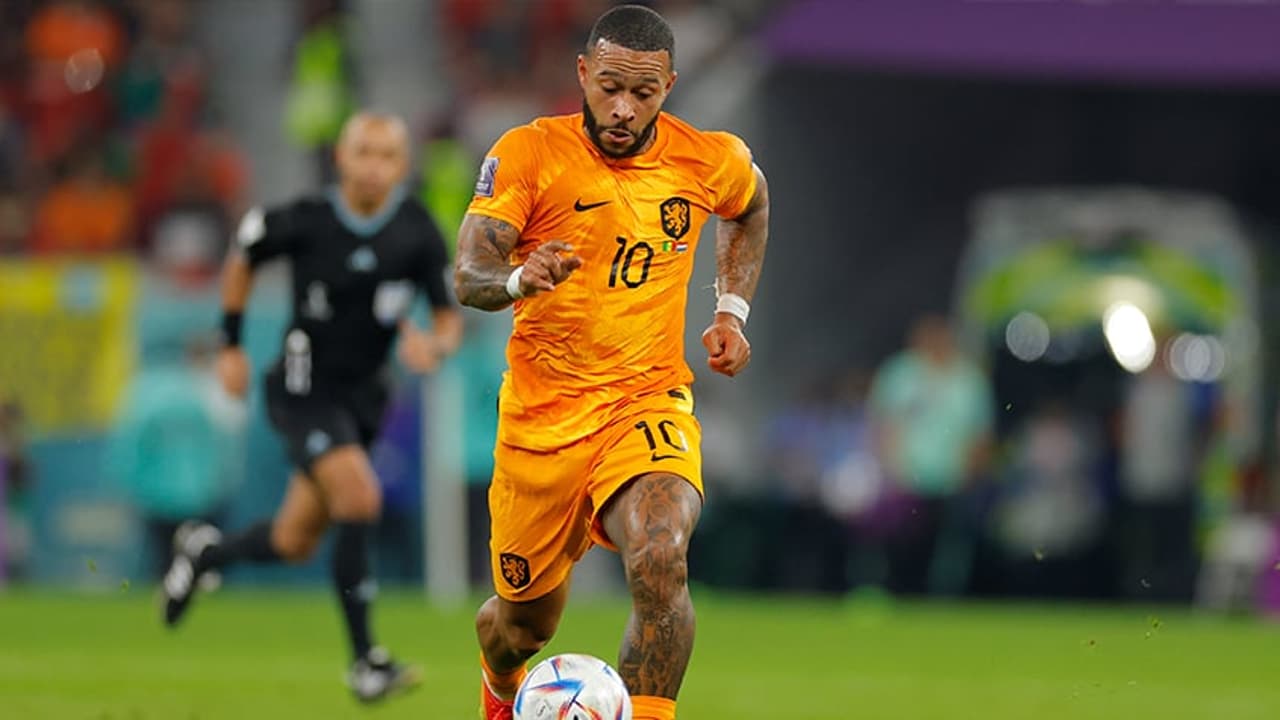 Flamengo busca contratar Depay em substituição a Pedro após lesão.