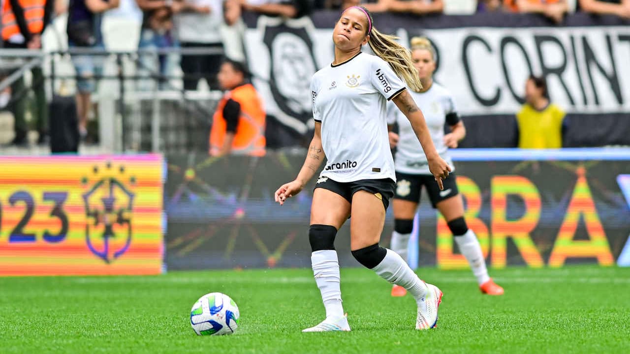 Craque do Corinthians passa por choque de cabeça e é levado ao hospital