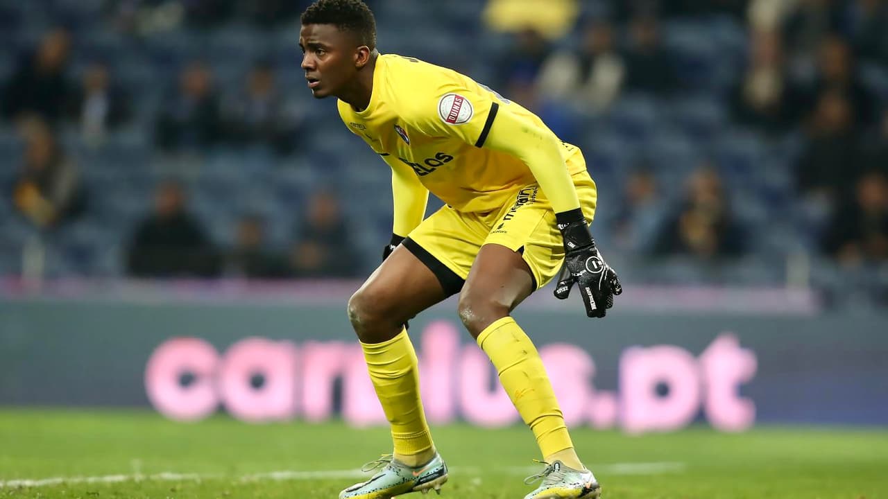 Flamengo sela acordo e confirma contratação do goleiro Andrew, do Gil Vicente, em festa nos bastidores