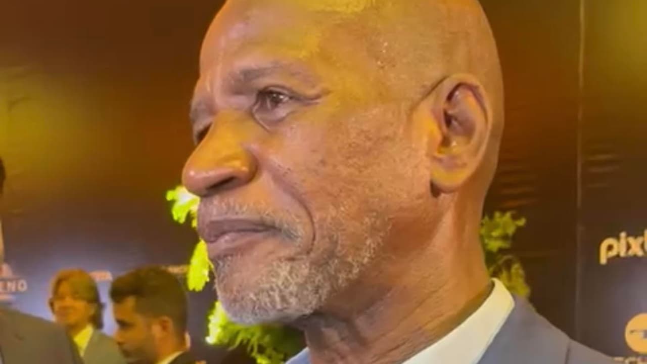 Despedida de Adílio no Flamengo reúne torcedores, Zico e ídolos do clube.