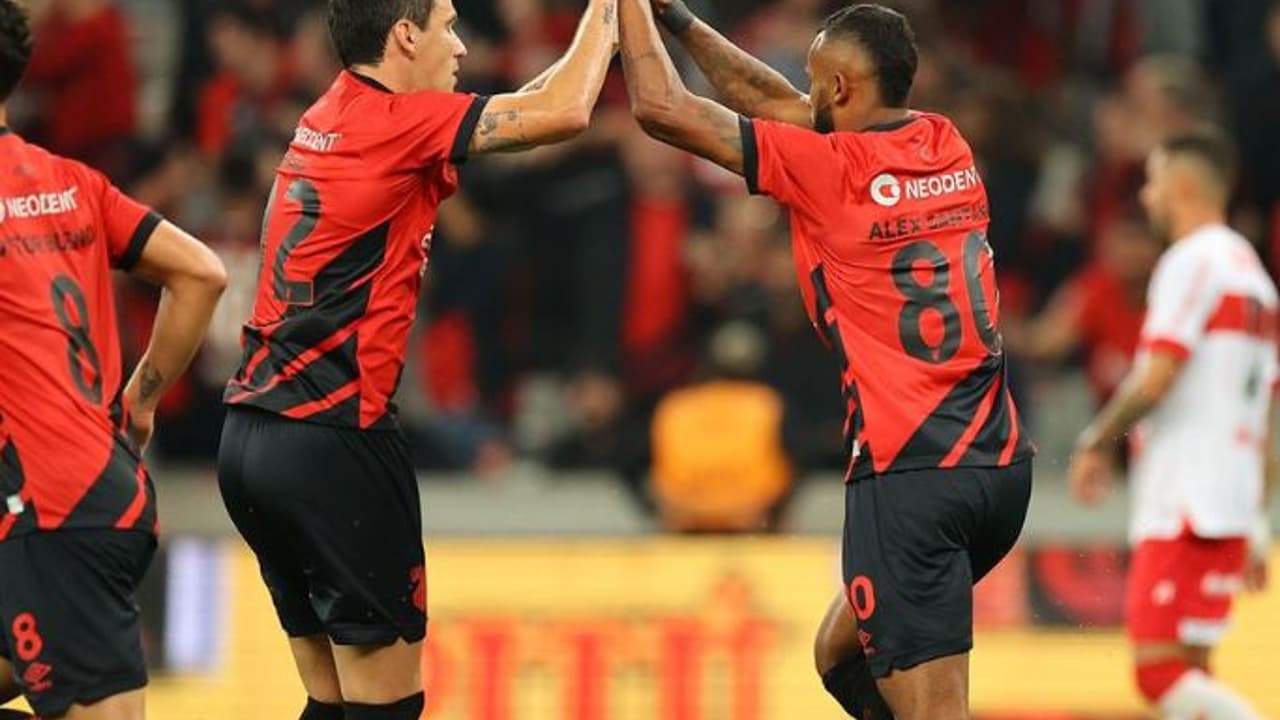 Nos pênaltis, Athletico elimina o CRB e avança na Copa do Brasil