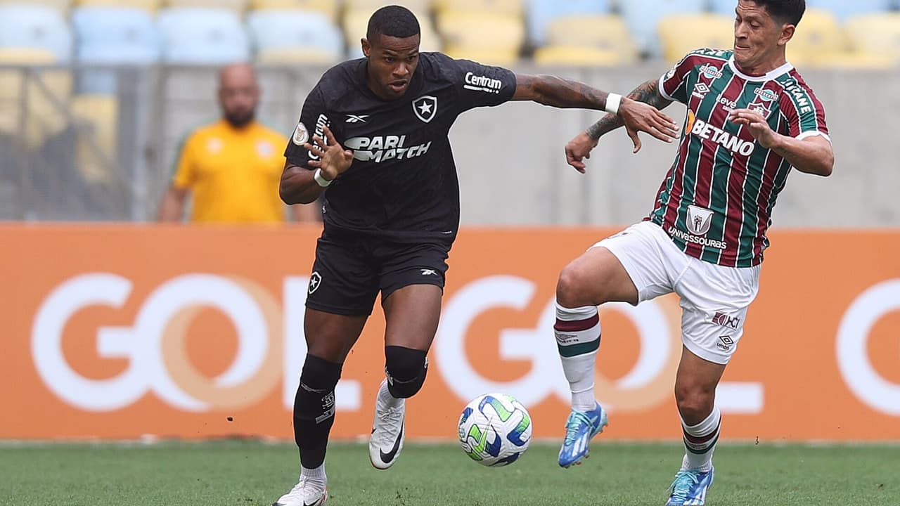 Abaixo de Bruno Lage, Júnior Santos foi escalado em campo pelo Botafogo no primeiro jogo de Lúcio Flávio