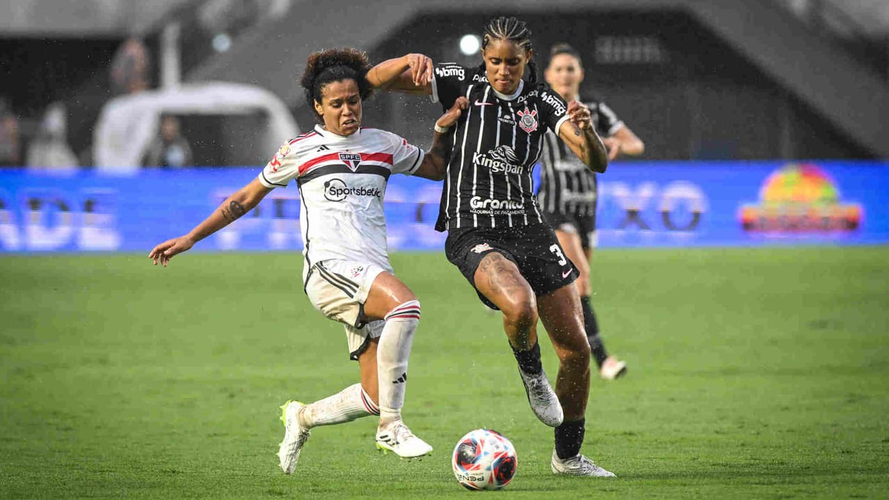 Clássico entre São Paulo e Corinthians: finais e escritas no futebol feminino.
