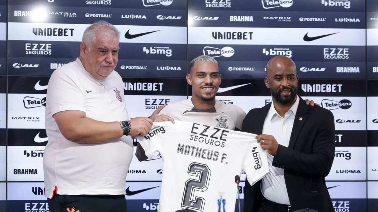 Corinthians atrasa parcela da venda de Matheuzinho e Flamengo cobra valor completo.