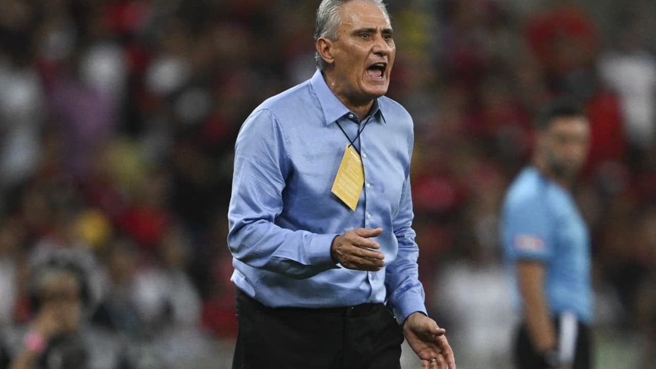 Tite surpreende com escalação de jovem da base como titular no Flamengo.