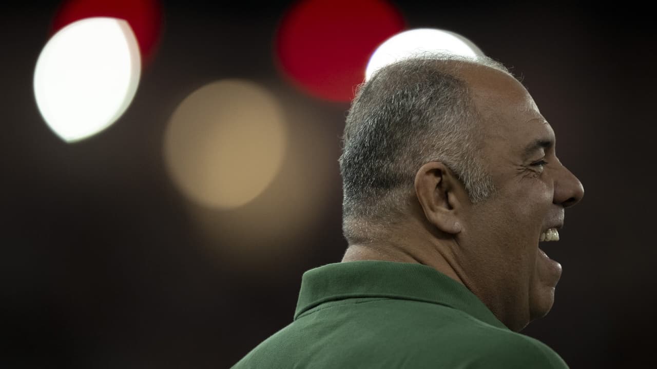Dirigente do Flamengo revela busca por atacante após lesão de Pedro.