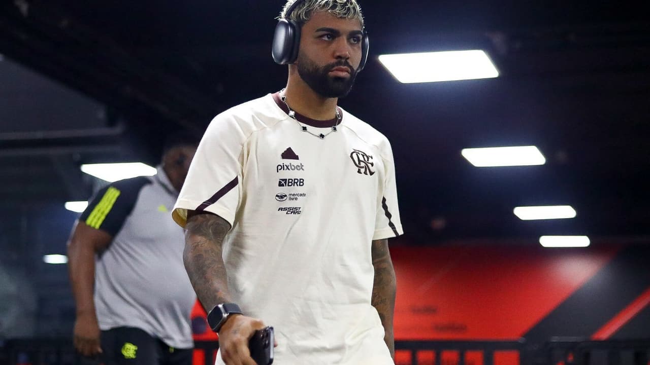 Gabigol provoca torcida do Flamengo ao balançar camisa do Palmeiras durante jogo.