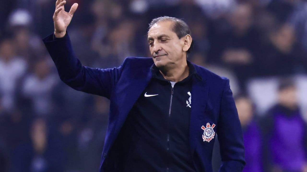 América-Mex adia negociação de jogador cobiçado pelo Corinthians, que busca alternativas.