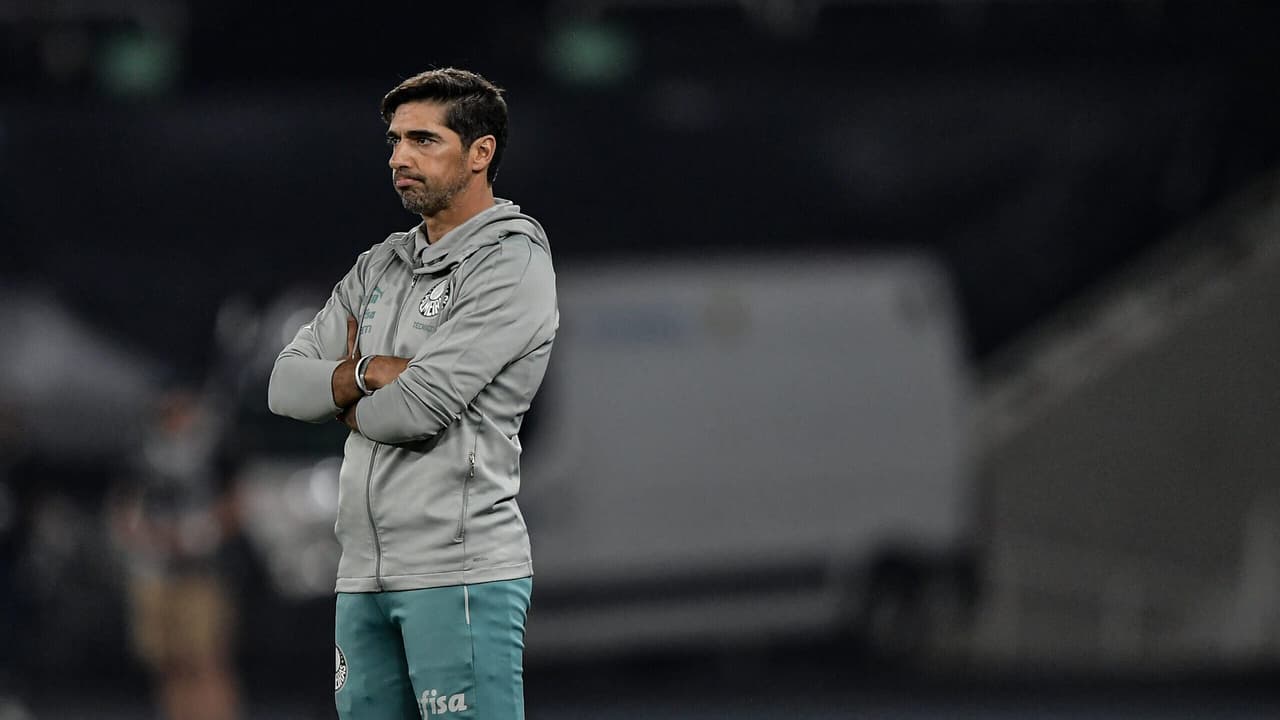 Abel critica gols sofridos e arbitragem, reconhecendo fraco rendimento do Palmeiras.