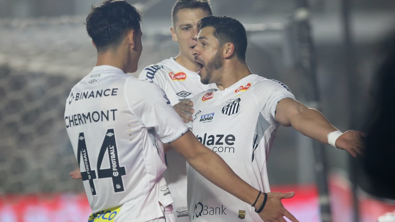 Santos goleia o Coritiba, segue em boa fase e lidera a Série B