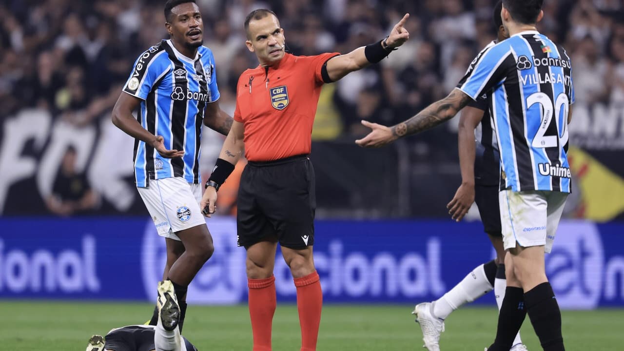 Dirigente do Grêmio perde controle em empate com Corinthians, alerta árbitro.