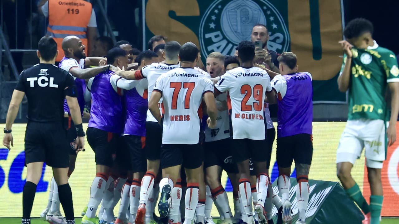 Derrota do Palmeiras para o Vitória amplia sequência negativa no Brasileirão.