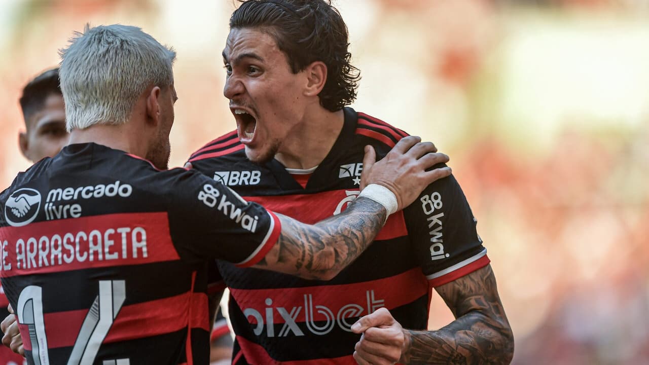 Flamengo assume liderança do Brasileirão após vitória sobre Atlético-GO.