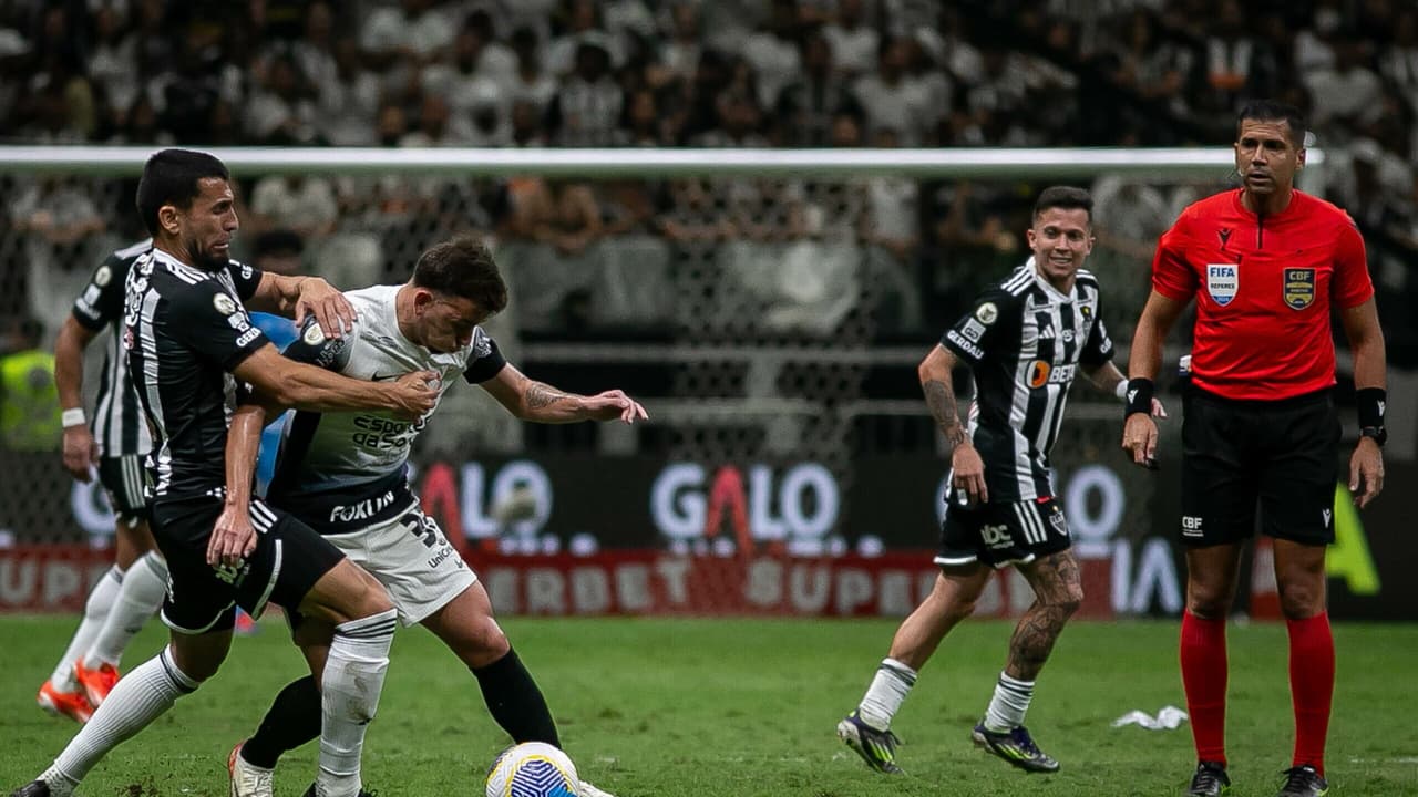 Comentarista da Globo discorda de pênalti marcado em Atlético-MG x Corinthians.