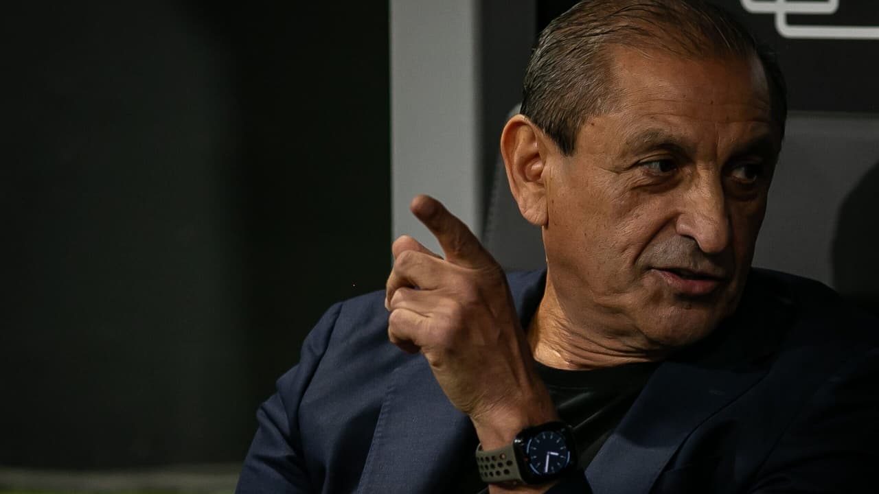 Ramón Díaz ajusta escalação do Corinthians para confronto com o Grêmio.