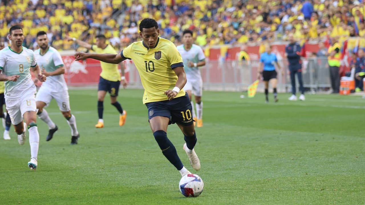Flamengo contrata Gonzalo Plata como reforço para a equipe titular.
