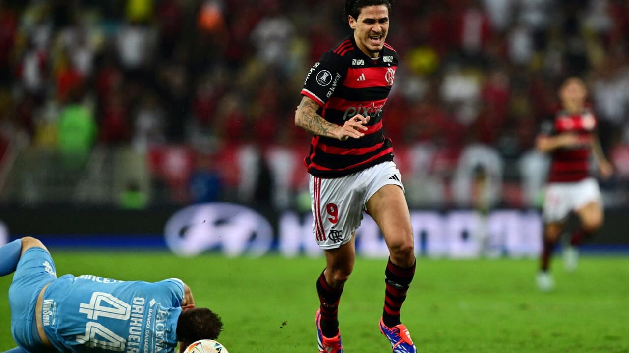 Pedro sente lesão e deixa campo no primeiro tempo da Libertadores