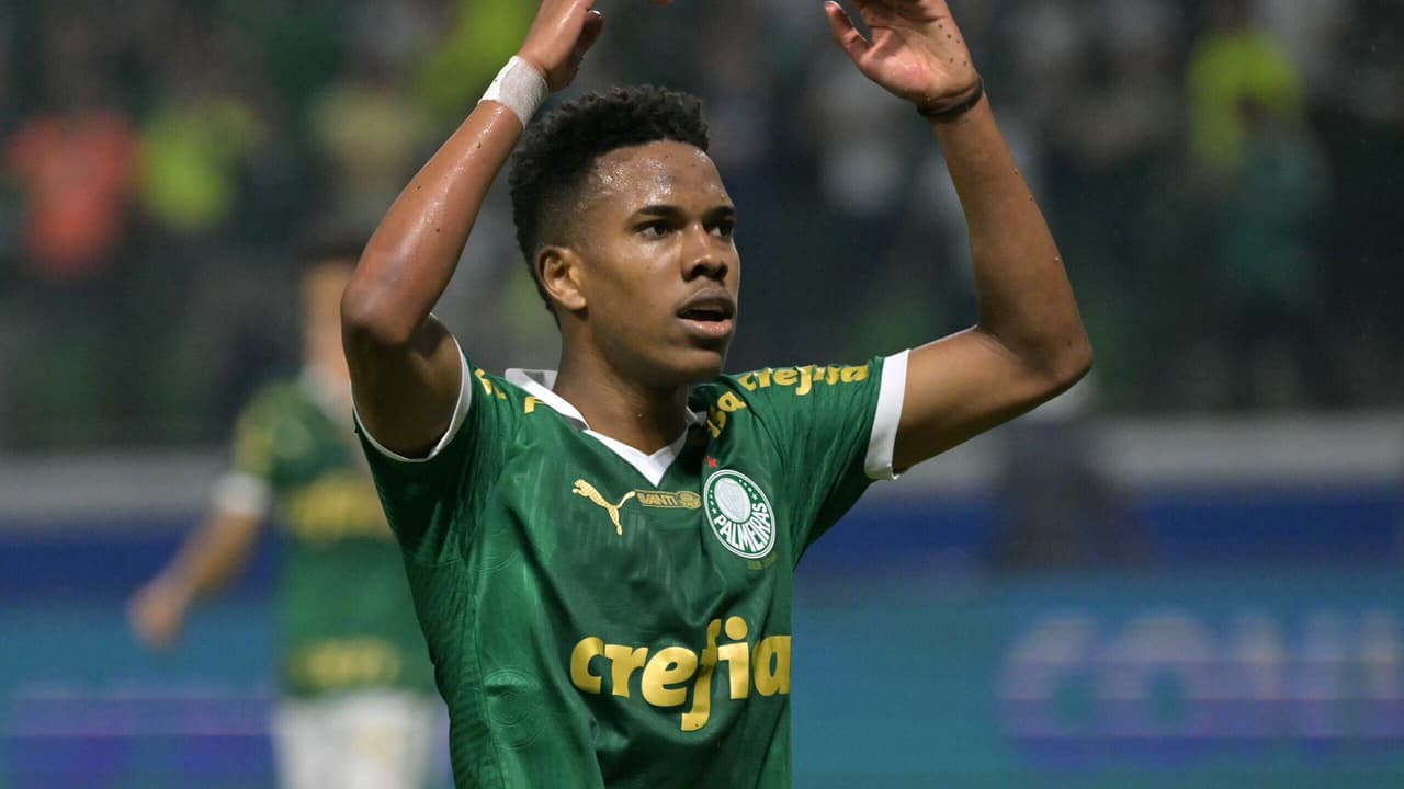 Transformação do Allianz Parque em palco teatral durante Palmeiras x Botafogo pela Libertadores.