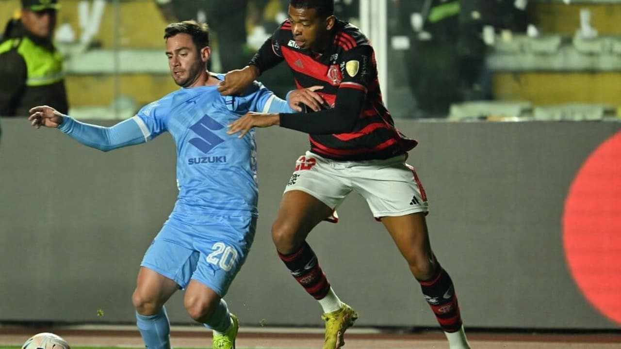 Flamengo enfrenta dificuldades ao deixar a Bolívia com ônibus apedrejado.