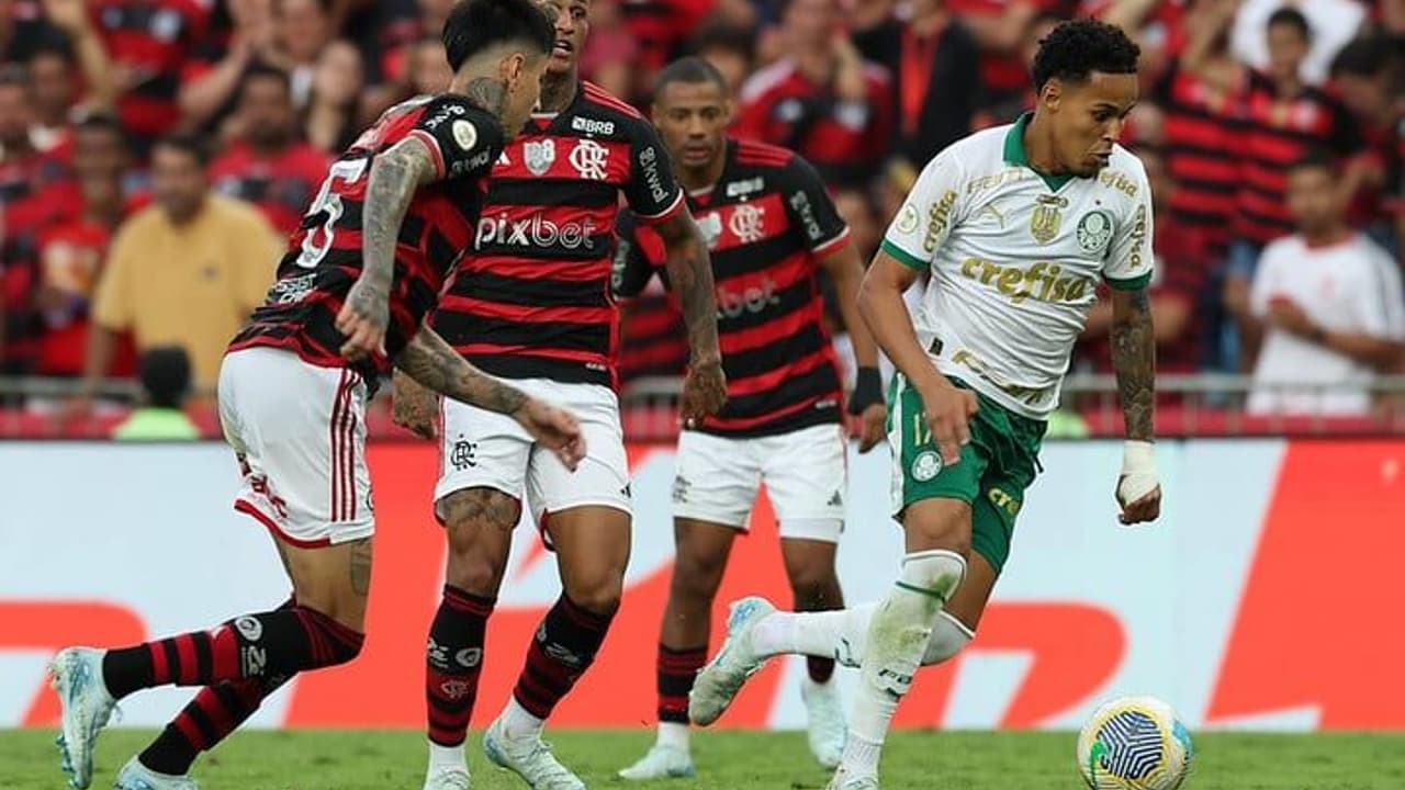 Ex-árbitro aponta falta grave de jogador do Flamengo em jogo contra o Palmeiras