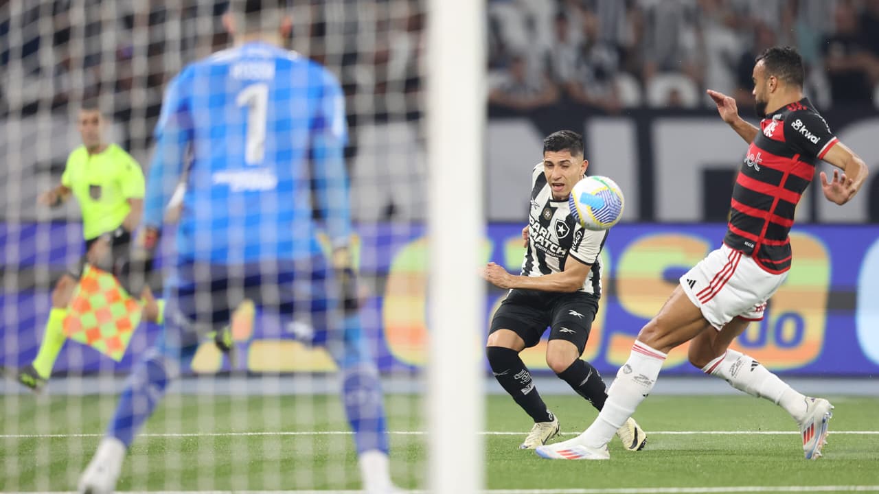 Ex-jogador isenta titular do Flamengo por goleada do Botafogo: análise sobre desempenho.