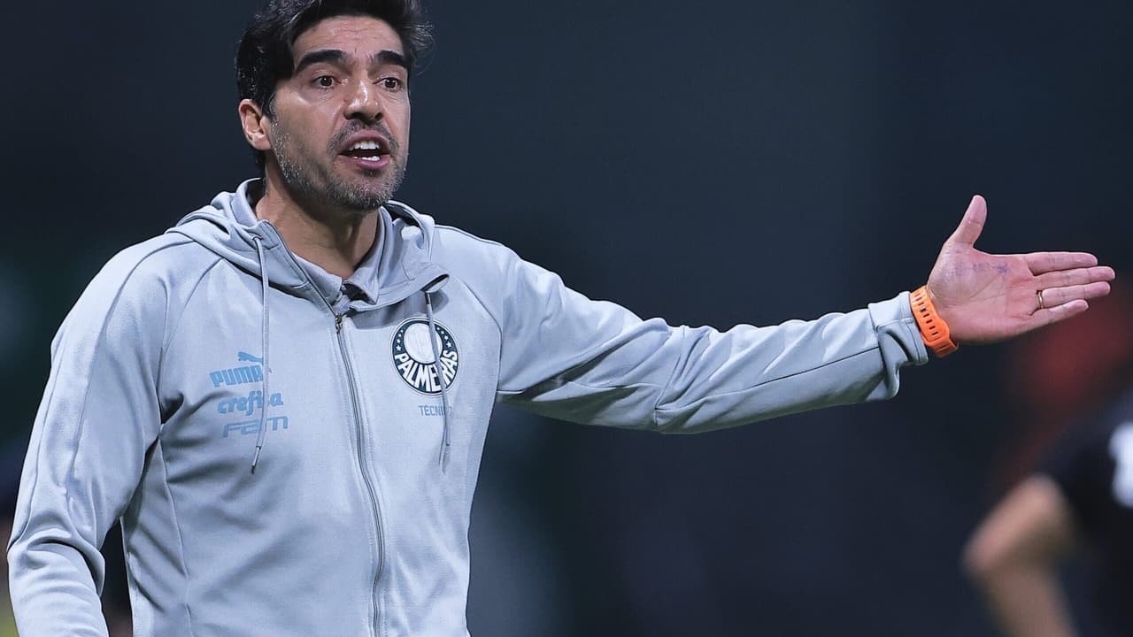 Abel Ferreira critica o VAR após empate do Palmeiras com Flamengo no Brasileirão.