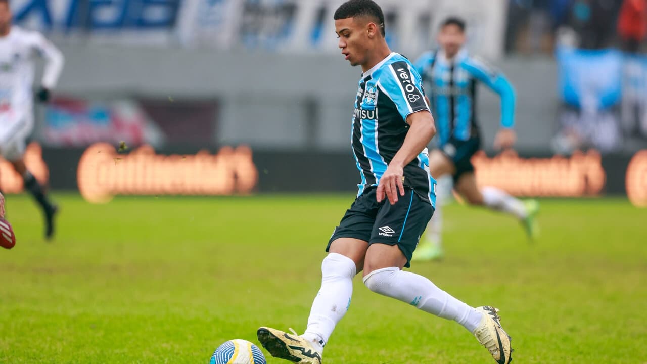 Atacante do Grêmio confirma transferência para o futebol europeu