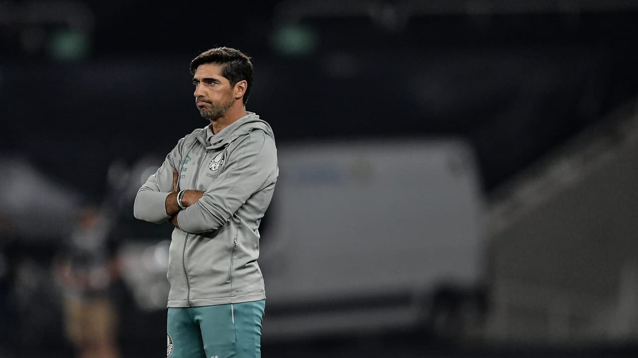 Torcedores palmeirenses criticam desempenho de Abel Ferreira em empate com o Flamengo.