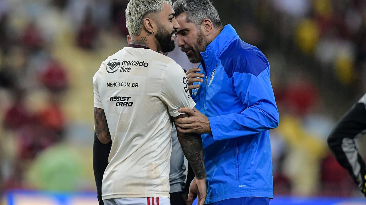 Gabigol diverge de torcedores do Flamengo após polêmica com camisa do Palmeiras.