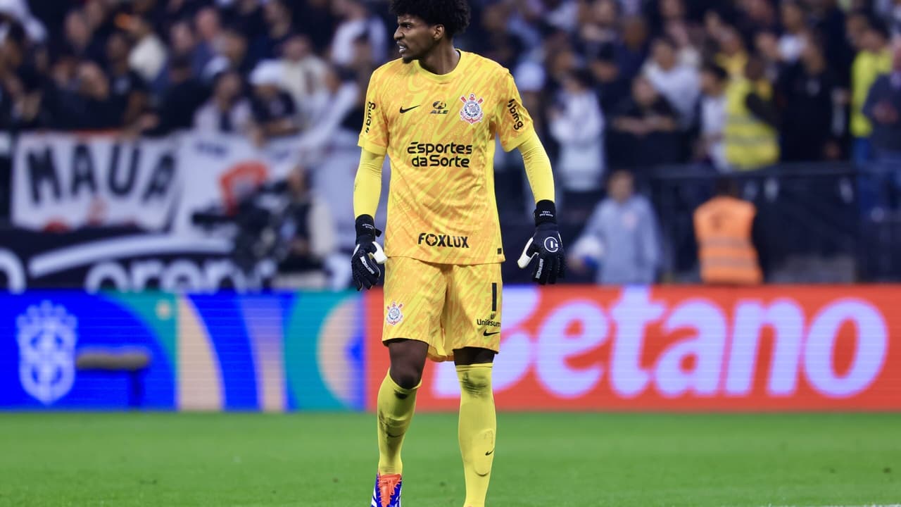 Hugo Souza destaca atuação superior do Corinthians em partida recente.